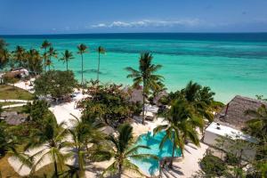 基济姆卡济Aya Beach Resort的享有棕榈树海滩和大海的空中景致