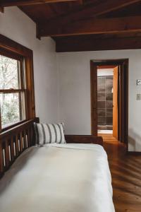 PurlearCreekside Overlook at 36 North Cabin - Fireplace的一间卧室设有一张大床和一个窗户。