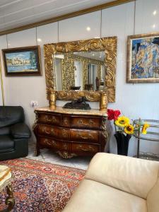 塞纳河畔皮埃尔菲特Villa Baroque的客房设有带镜子和沙发的梳妆台