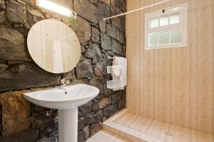 JunqueiraCasa Catarina的石质浴室设有水槽和镜子