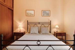 JunqueiraCasa Catarina的一间卧室配有一张带2个床头柜和2盏灯的床。