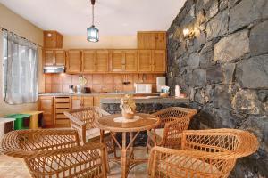 JunqueiraCasa Catarina的厨房配有桌椅和石墙