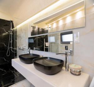 阿基欧斯尼古拉斯Filia's Memories Apartments的浴室在柜台上设有两个黑色水槽