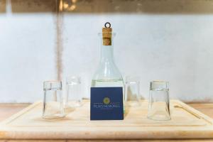 阿基欧斯尼古拉斯Filia's Memories Apartments的切削板上的一瓶葡萄酒,带两杯