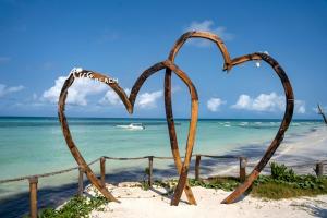 基济姆卡济Aya Beach Resort的海滩上的一对心雕塑