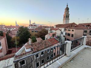 威尼斯VENICE HOLIDAY TERRACE的从建筑屋顶上可欣赏到城市美景