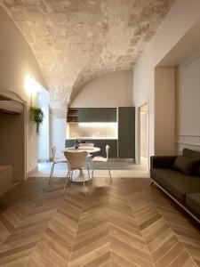 莫诺波利Dimore Garibaldi - Puglia Mia Apartments的客厅配有桌子和沙发