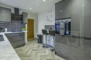 阿伯丁Vion Apartment- Westerton的厨房配有不锈钢用具,铺有木地板