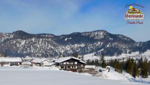 雷特温克尔Hotel-Gasthof-Sonneck的山地雪地滑雪小屋