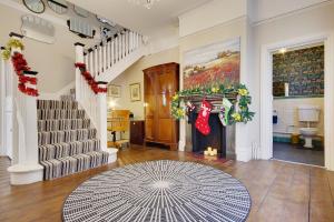 南布温Beach Way House的客厅设有楼梯和圣诞装饰