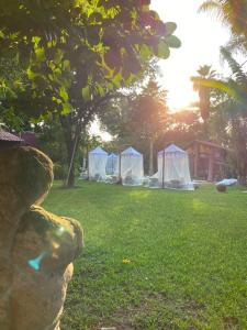 ChiconcuacETNICO LOCAL HOUSE的草场上的一组白色帐篷
