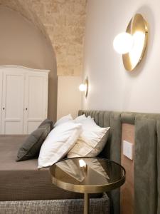 莫诺波利Dimore Garibaldi - Puglia Mia Apartments的客厅配有沙发和桌子