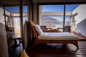 萨尔塔阿尔梅里亚酒店的客房设有一张床和一个美景阳台