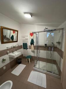 卡夏中心酒店的带淋浴和盥洗盆的浴室