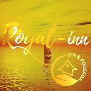 伊塔尼亚恩Royal-inn SPA & Pousada的水中带有帆船的标志