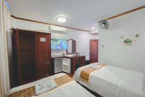 Ban NongdouangKhampiane1 Hotel的一间酒店客房,设有两张床和电视