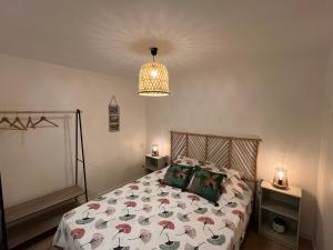 韦尔东的圣克鲁瓦Les Gites du Verdon, côté lac (studio et T2)的一间卧室配有一张带被子和台灯的床