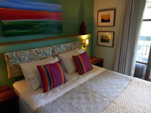 里约热内卢Casa Verde Río的卧室配有白色的床和2个枕头