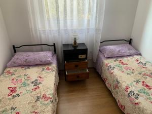 布尔扎克Apartman Ruža的卧室内两张并排的床