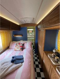 Vaal MarinaAmy The Airstream At Aloe Fjord的一间卧室配有一张带 ⁇ 架地板的床