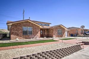 埃尔帕索Family-Friendly El Paso Abode with Large Yard!的前面有砖墙的砖房