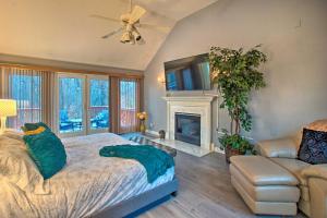 OrtonvilleOrtonville Retreat with 2 Decks and Lake Access!的一间卧室配有一张床和一个壁炉