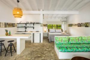 喀巴里特El Encuentro Surf Lodge的厨房以及带床和沙发的客厅。