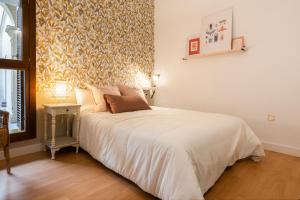 圣玛丽亚港CASA PALACIO SUR的卧室配有一张白色大床和墙壁