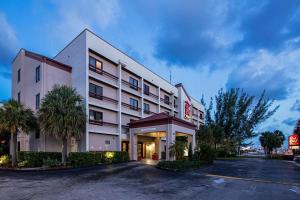 迈阿密Red Roof PLUS Miami Airport的前面有一个停车位的酒店