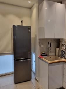 雅典Modern studio apartment A的厨房配有不锈钢冰箱和水槽