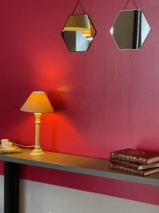 欧塞尔勒邵旅馆的红色墙板上的台灯