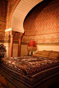 普埃布拉卡萨德拉帕尔马精品酒店的一间卧室设有一张床和红色的墙壁