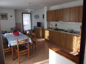 Appartamenti Livio Tonidandel的厨房或小厨房