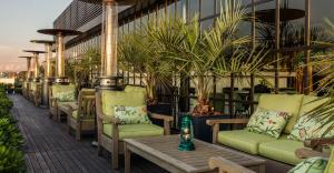 蒙得维的亚Hotel Montevideo - Leading Hotels of the World的庭院里一排椅子和一张桌子