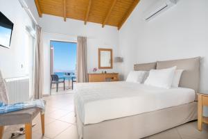 阿齐亚·佩拉加·基西拉Pelagia Aphrodite Hotel的一间卧室配有一张床,享有海景