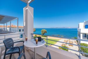 阿齐亚·佩拉加·基西拉Pelagia Aphrodite Hotel的阳台配有桌椅,享有海景。