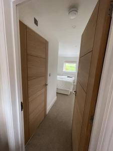 DunstallNewly renovated 3 Bed property - countryside views的走廊,门通往带床的房间