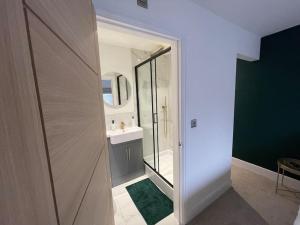 DunstallNewly renovated 3 Bed property - countryside views的一间带水槽和镜子的浴室