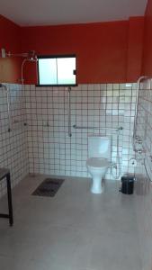 巴纳伊巴Pousada Primavera的一间带卫生间和窗户的浴室