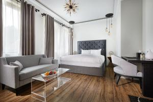 卡利登Mount Alverno Luxury Resorts的一间卧室配有一张床、一张沙发和一张桌子