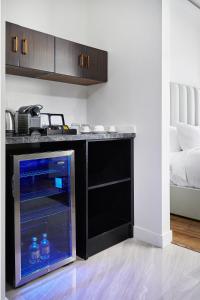 卡利登Mount Alverno Luxury Resorts的厨房配有带饮品的开放式冰箱