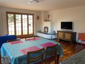 阿罗萨Guardaval的客厅配有桌子和电视