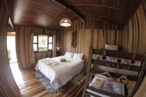 圣代佩德罗Estância Travessia的卧室设有白色的床和木制天花板。