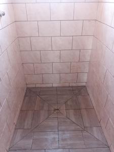 卡蒂马穆利洛NAMU Apartments的一间铺有瓷砖地板的带淋浴的浴室