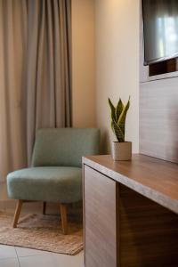 马尔马里E-GEO Easy Living Resort的绿椅和室内植物