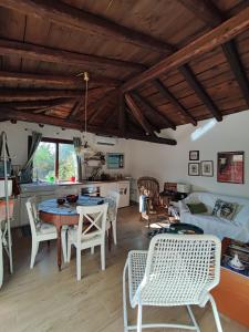 圣米歇尔迪甘泽Casa Vacanze La Cuntintizza的厨房以及带桌椅的起居室。
