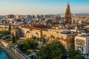 穆尔西亚Rincón Santa Eulalia. Parking y Desayuno incluido.的享有城市美景,设有钟楼