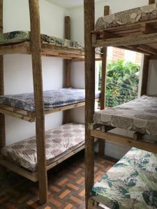 里约热内卢Hostel Selaron的一间房间,配有木制双层床