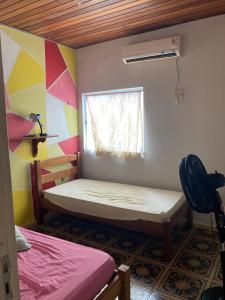 贝伦Casa de praia no Ariramba, Mosqueiro, Belém/PA.的小房间设有两张床和窗户