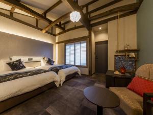 高山Sumiya Seika - Vacation STAY 17471v的一间带两张床和一张沙发的大卧室